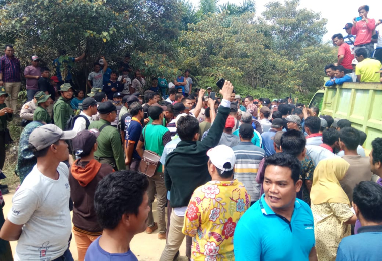 Tim Eksekutor dari Kejari Pelalawan dan Gakkum DLHK Riau Dihadang Massa