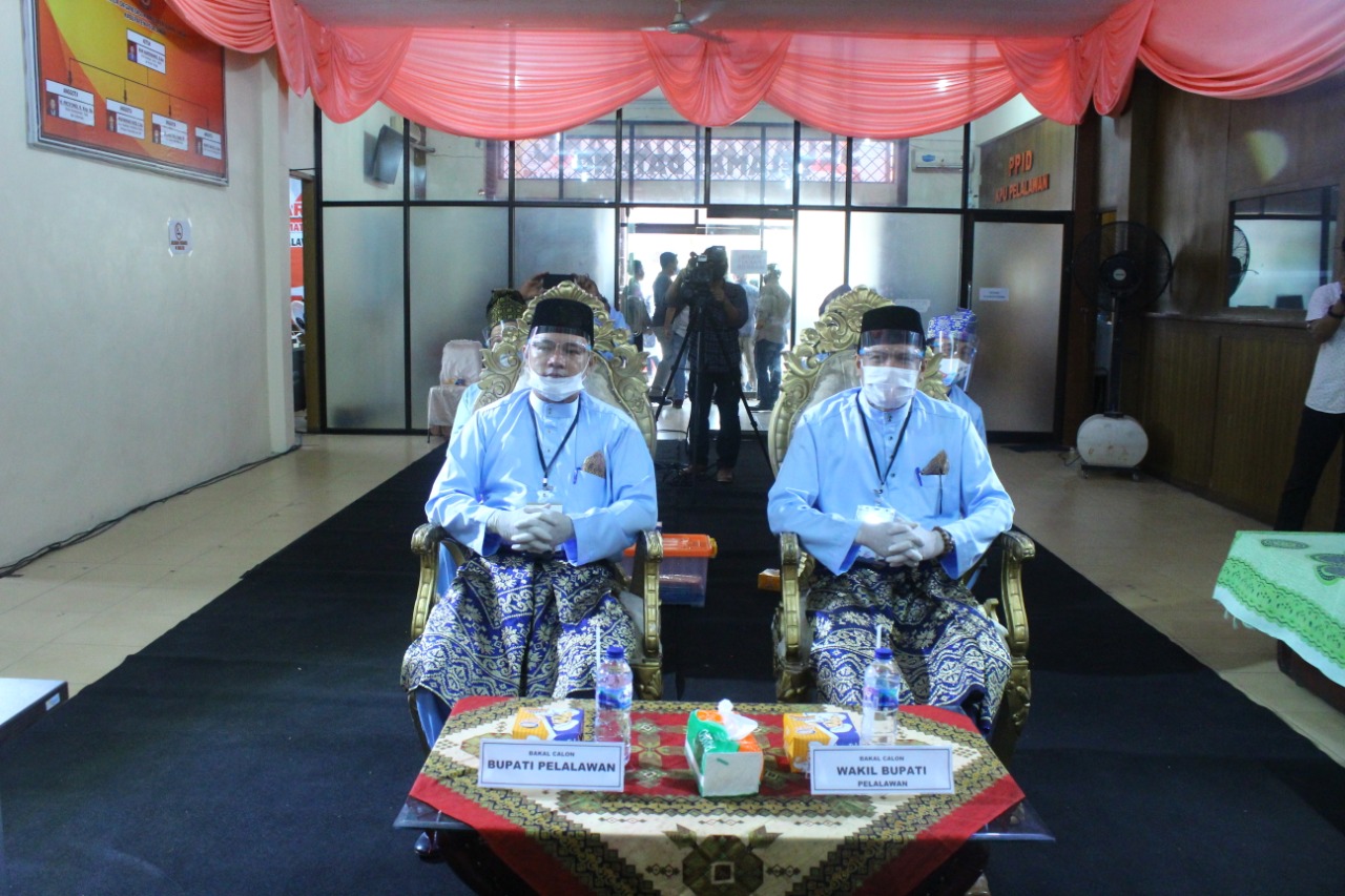 Optimis Menang Paslon Husni Tamrin-T Edi Sabli Daftar Ke KPU Pelalawan