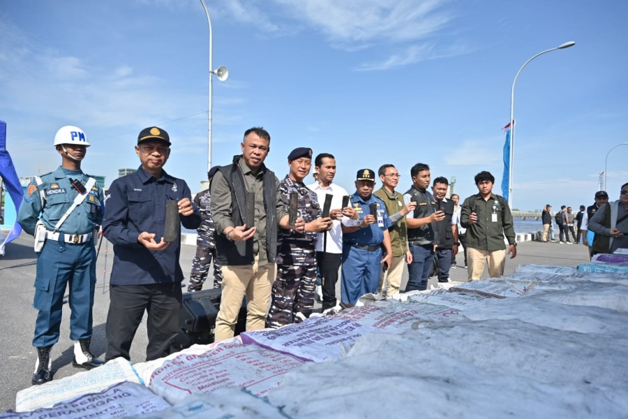 TNI AL Gagalkan Penyelundupan 200 Ton Arang Bakau Ilegal di Perairan Meranti, Nilai Ekonomi Capai Rp4,6 Miliar