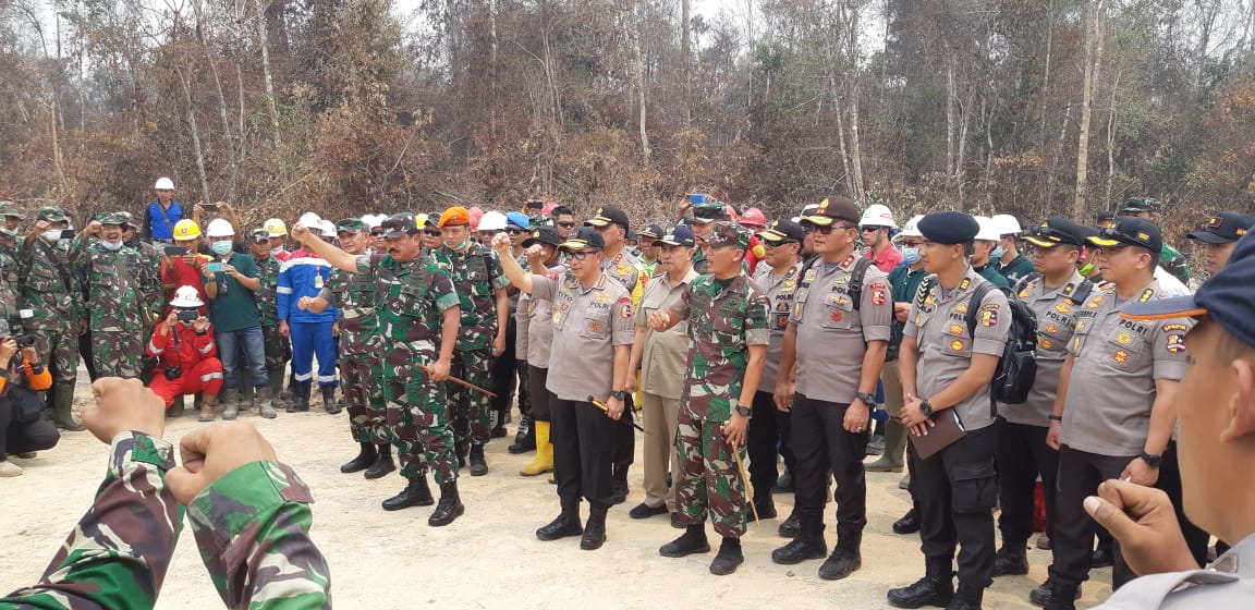 Panglima TNI Beserta Kapolri Tinjau Karhutla Pelalawan