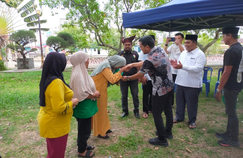 DPD RI Arif Eka Saputra Salurkan Sembako kepada Warga di Bazar Ramadan Bengkalis