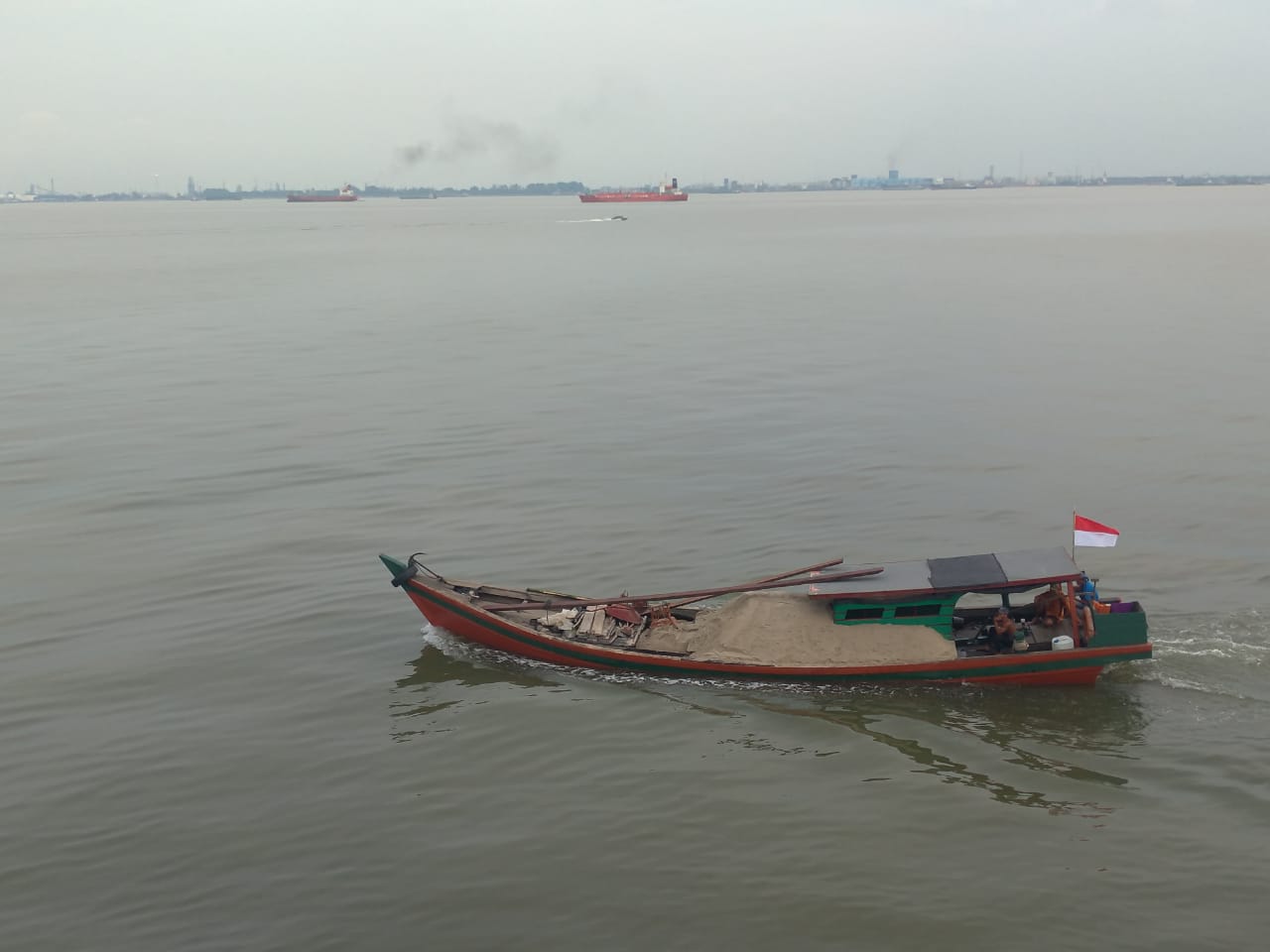 Kapal Pengangkut Pasir Ilegal di Pulau Rupat di Tangkap Polisi
