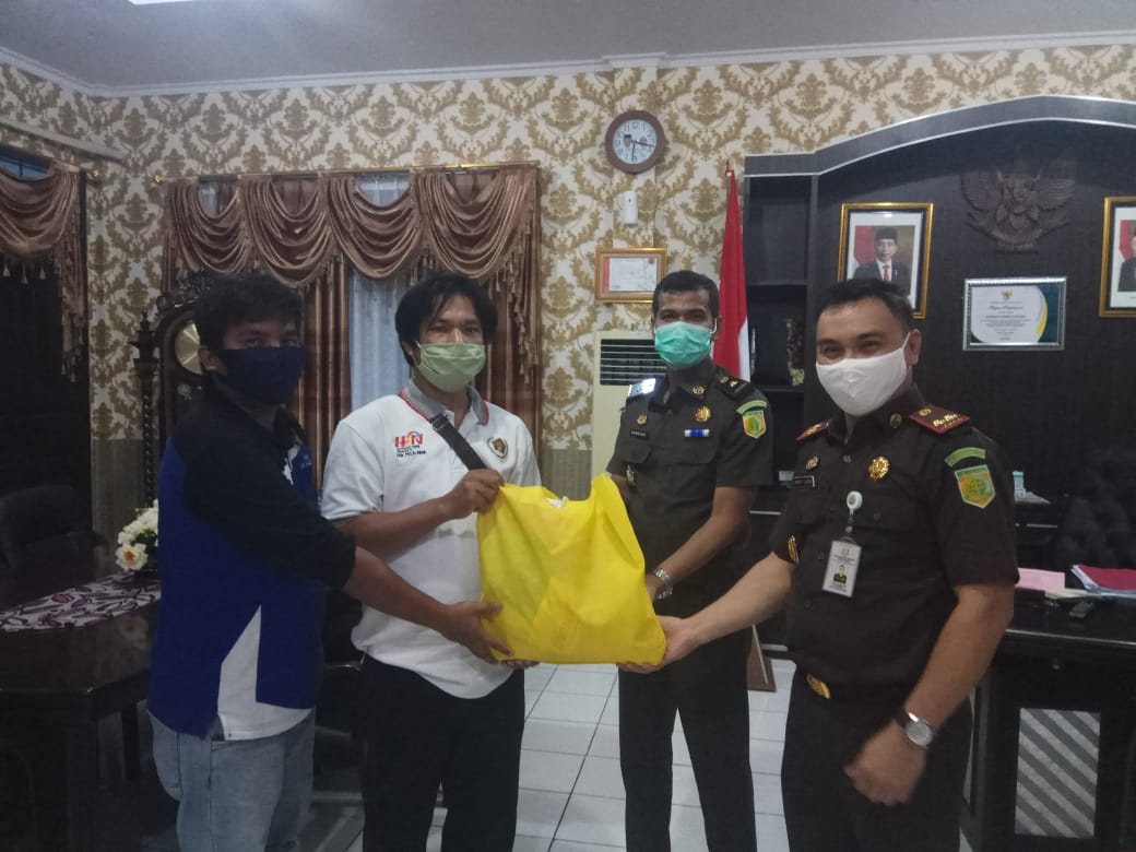 Peduli Wartawan, Kejari Pelalawan Berikan Sumbangan Sembako 