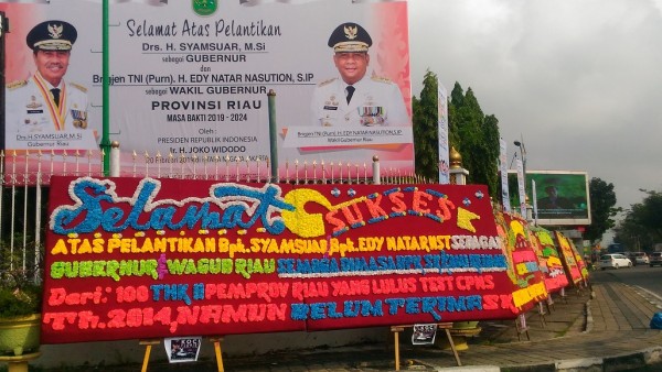 Ada Karangan Bunga Dari Honorer K2 yang Belum Terima SK Terpajang di Depan Gerbang Kantor Gubri