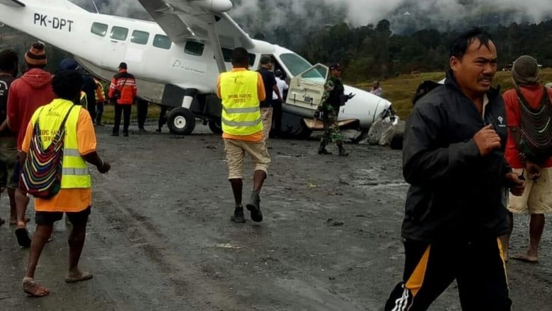 Pesawat Tergelincir di Bandara Puncak Papua