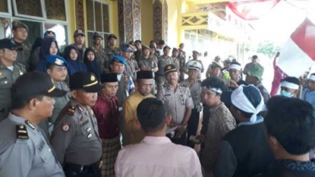 Petani Kelapa di Pelalawan ''Curhat'' kepada Sekda Tengku Mukhlis