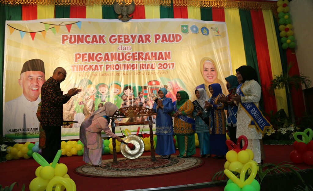 Zulaikhah Wardan Ikuti Puncak Gebyar PAUD dan Penganugerahan Tingkat Provinsi Riau 2017