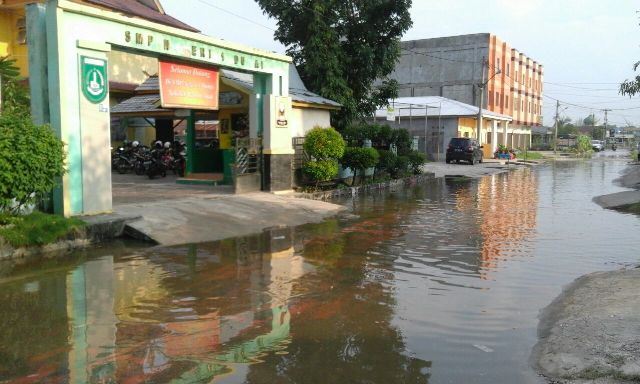 Parit Meluap, Jalan Tenaga Tergenang Air
