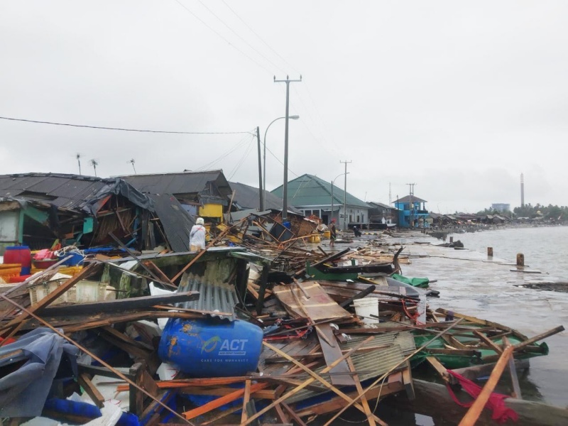 Tsunami Menerjang Pantai di Selat Sunda