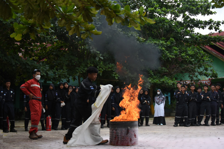 Momen IFFD, PT KPI RU Dumai Laksanakan Firefighter Goes to School ke SMKN 5 Dumai