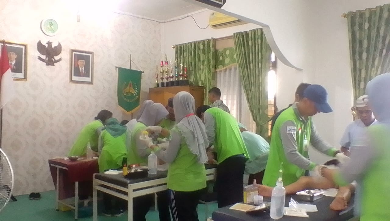 Diskes Pelalawan Lakukan Khitanan Massal dalam Acara HBA ke 59