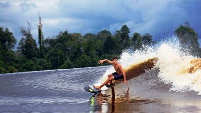 Mitos 7 Hantu di Teluk Meranti Jajal Ketangguhan Surfing Dunia