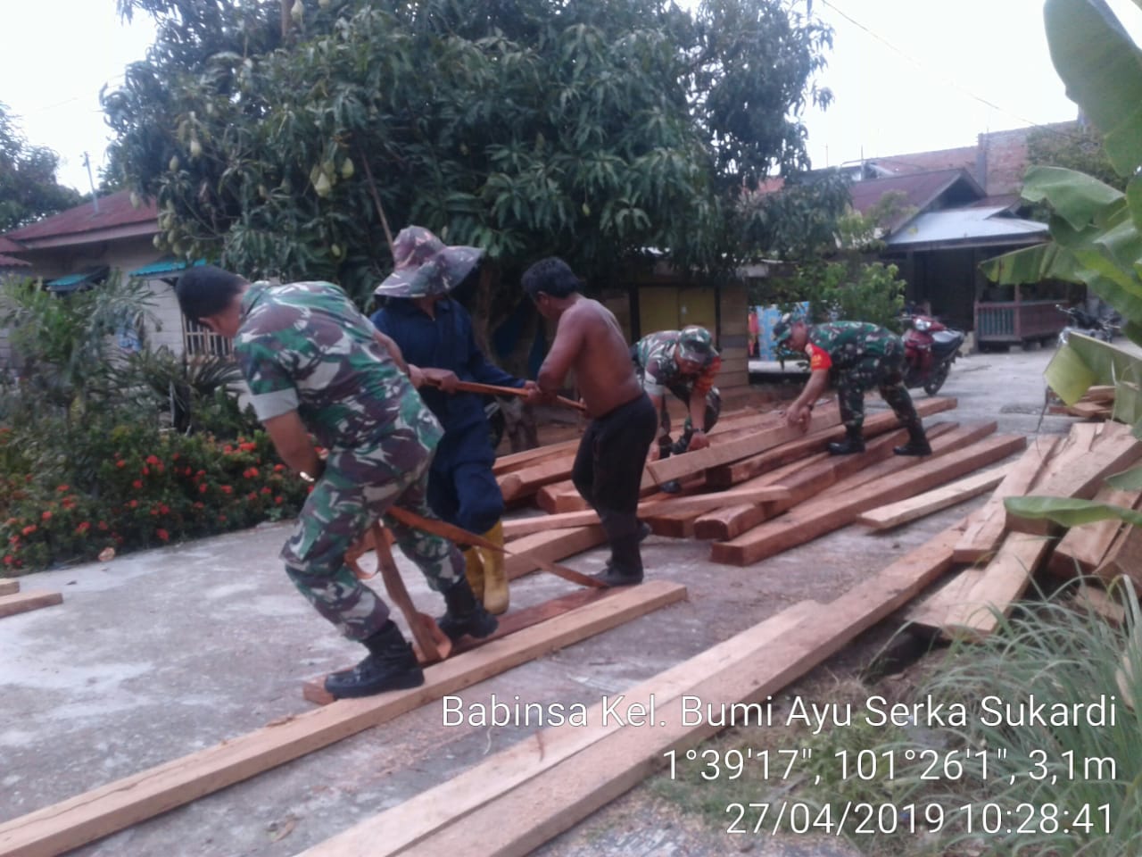 Babinsa Kodim 0320/Dumai Bangun Jembatan Swadaya Bersama Masyarakat