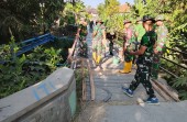 Permudah Akses Masyarakat, Satgas TMMD 129 Bojonegoro Bangun Jembatan Dusun Mundu