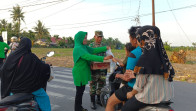 Koramil 02/BK Dumai Berbagi Berkah, Ratusan Paket Takjil Ramadhan Dibagikan kepada Warga
