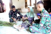 Gagah di Lapangan, Telaten Menganyam Janur: Potret Kemanunggalan Satgas TMMD 129 Bojonegoro di Kesongo