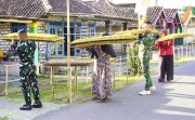 Kemanunggalan di Atas Widik: Cerita Kehangatan Satgas TMMD 129 Bojonegoro Bantu Olah Tembakau Petani Kesongo