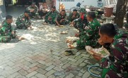 Perkuat Soliditas Lapangan, Satgas TMMD 129 Bojonegoro Asyik Lesehan Makan Bersama