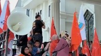 Pendemo Mendesak Pemerintah Segera Perbaiki Ekonomi