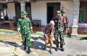 Sentuhan Kasih di Kesongo: Saat Satgas TMMD 129 Bojonegoro Merangkul Mbah Kasidah Menatap Rumah Baru Anak Tercinta