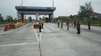Sertu Jumat Desmanto dari Koramil 02/BK Lakukan Pengamanan di Pintu Tol Dumai - Pekanbaru