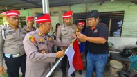 Polsek Dumai Timur Gelar Expedisi Merah Putih Presisi, Warga Bukit Batrem Terima Sembako dan Bendera
