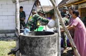 Tanggap Darurat Air Bersih: Satgas TMMD 129 Bojonegoro di Kesongo Guyur 11 Ribu Liter Air untuk Warga Krebet
