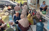 TMMD 129 Bojonegoro: Srikandi Kesongo Bikin Olahan Pisang Jadi ''Renjana'' Renyah