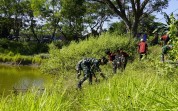 Kompak, Satgas TMMD 129 Bojonegoro dan Mahasiswa KKNTK Unigoro Bersih-Bersih Area Embung Bekatul