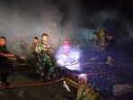 Aksi Cepat Personil Kodim 0320/Dumai dan Damkar Berhasil Jinakkan Api di Pasar Pulau Payung