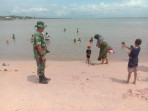 Ciptakan Suasana Yang Nyaman, Sertu Ramli Laksanakan Pengamanan di Pantai Koneng
