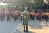 Bentuk Karakter Sejak Dini, Satgas TMMD 129 Bojonegoro Latih Baris Berbaris Siswa SD Kesongo