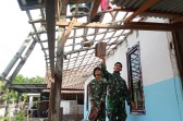 Merajut Harapan di Bawah Atap Baru: Sentuhan Hangat Satgas TMMD 129 Bojonegoro untuk Rumah Pak Ladi