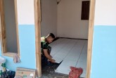 Wujudkan Impian Rumah Layak Huni, Satgas TMMD 129 Bojonegoro dan Warga Gotong Royong Pasang Keramik di Rumah Ibu Tini
