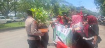 Apresiasi Aksi Demo Yang Berjalan Damai dan Wujudkan Program Green Policing, Polsek Dumai Timur Serahkan Bibit Tanaman