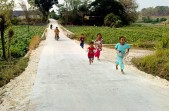 Senyum Ceria Anggi dan Jalan Beton TMMD 129 Bojonegoro yang Mengubah Suasana Sore di Dusun Mundu