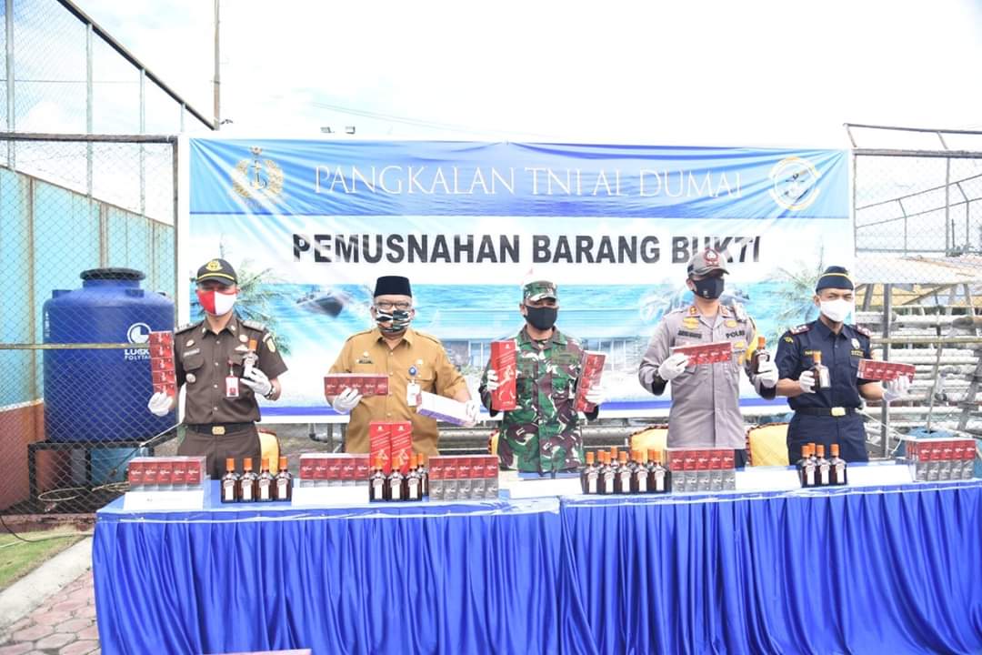 Assisten III Pemko Dumai Beserta Forkopimda Musnahkan Barang Bukti