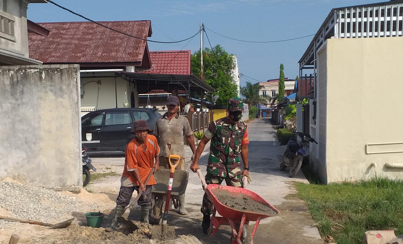 Sertu Sugianto dan Warga STDI Laksanakan Gotong Royong