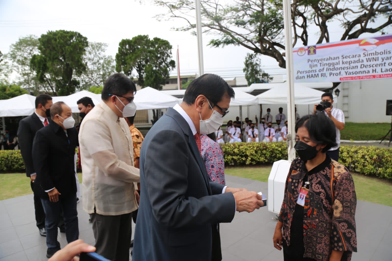 Sah, Yasonna Berikan Paspor untuk WNI Keturunan di Filipina