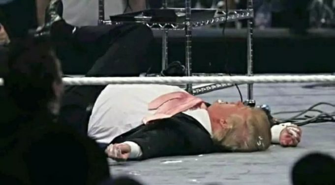 Heboh..!!! Foto Donald Trump Terkapar di Panggung dikabarkan Meninggal karena Serangan Jantung