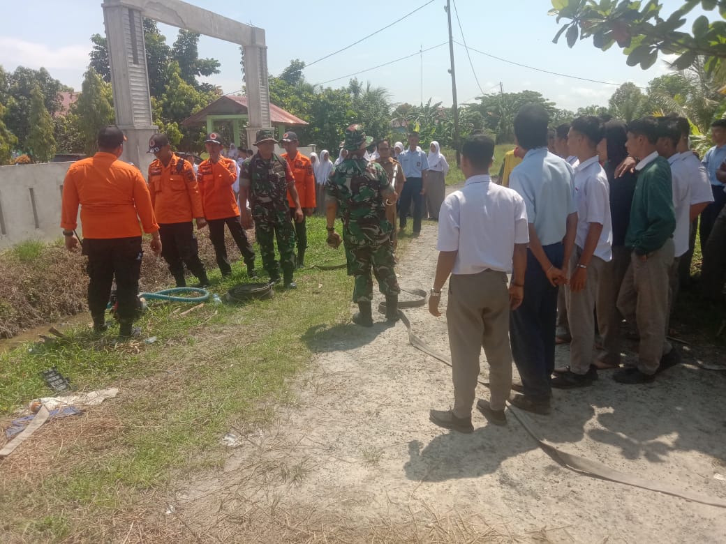 Bersama Dengan Letda Arh Zulkifli, Babinsa Koramil PWK 04 Berikan Materi Cegah Karhutla