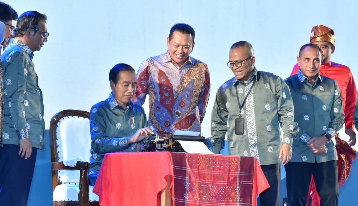 Momen Jokowi Mengetik 'HPN' di Mesin Tua dan Ketum PWI Pusat Minta Wartawan Jangan Dipenjara