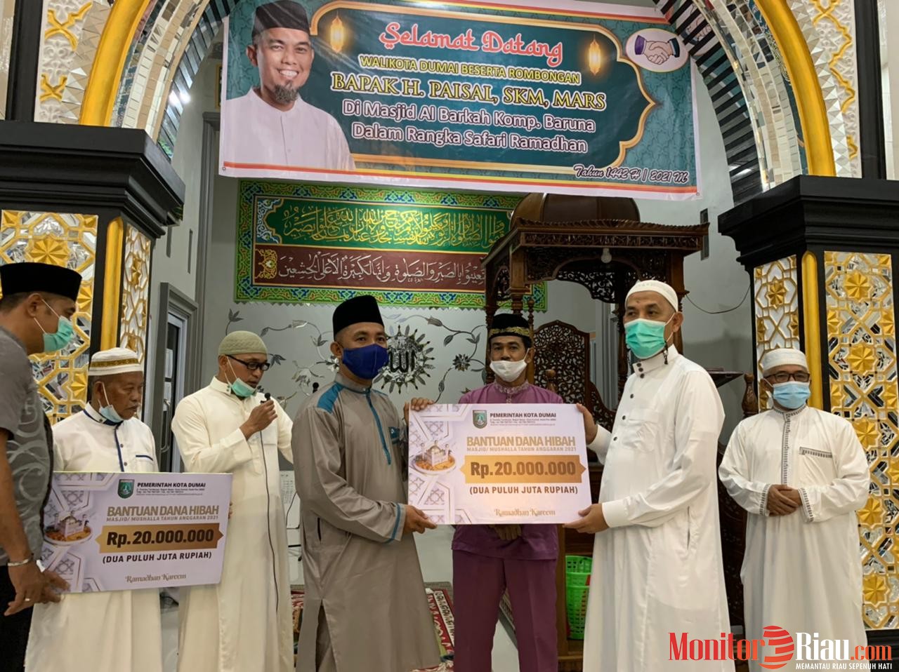 Wako Dumai Berikan Bantuan Untuk Dua Masjid di Dumai Selatan