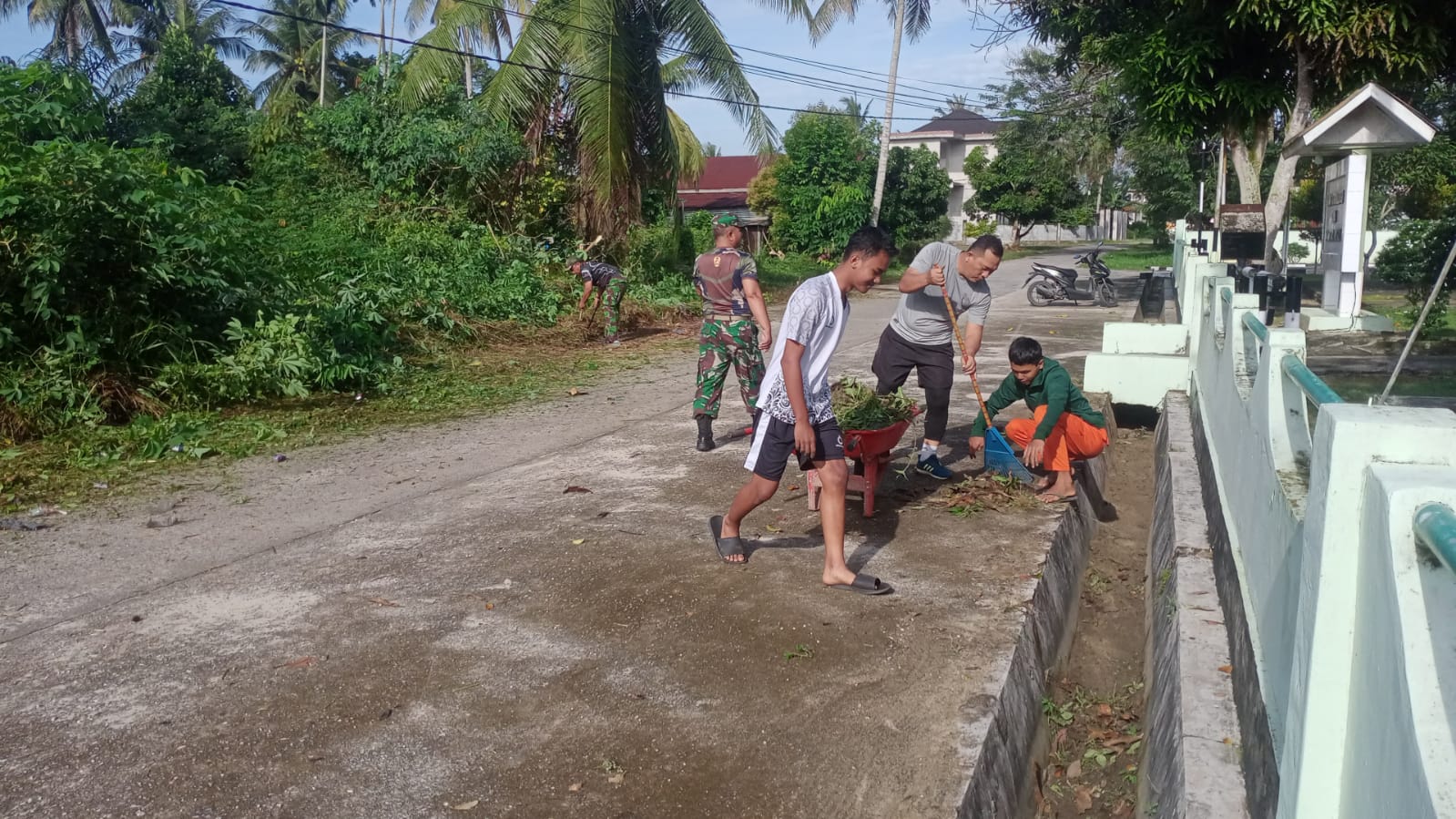 Danramil 02 Pimpin Pelaksanaan Gotong Royong Bersama