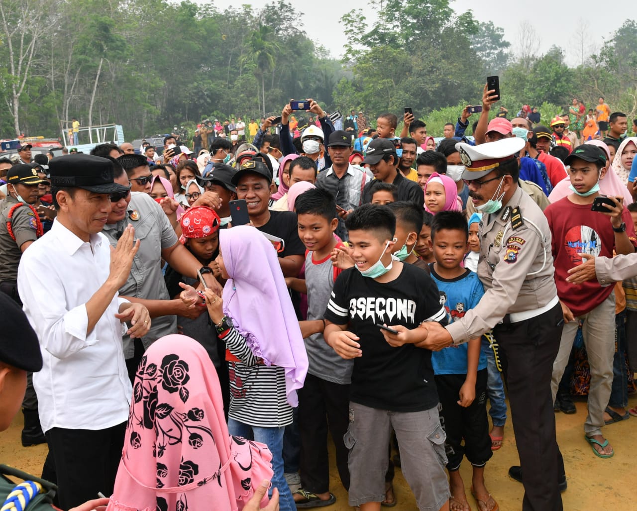Tinjau Lokasi Karhutla di Riau Jokowi Tidak Pakai Masker