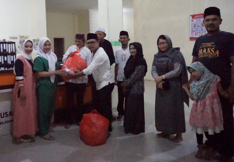 IKA SMANSA Tembilahan Hulu Berbagi Takjil Selama Ramadan 1440 H