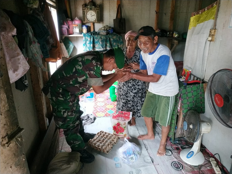 Serka Khorianto Serahkan Bantuan Untuk Masyarakat Kurang Mampu