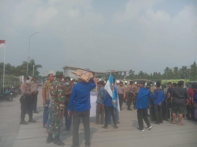 Sertu Afnal Amankan Jalannya Unjuk Rasa