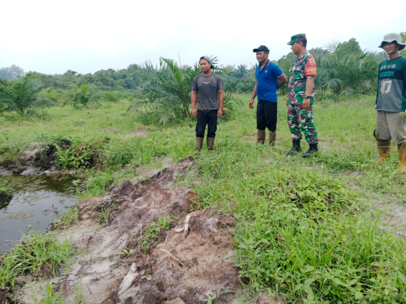 Serda Bambang Irwanto Melaksanakan Patroli Guna Cegah Karhutla