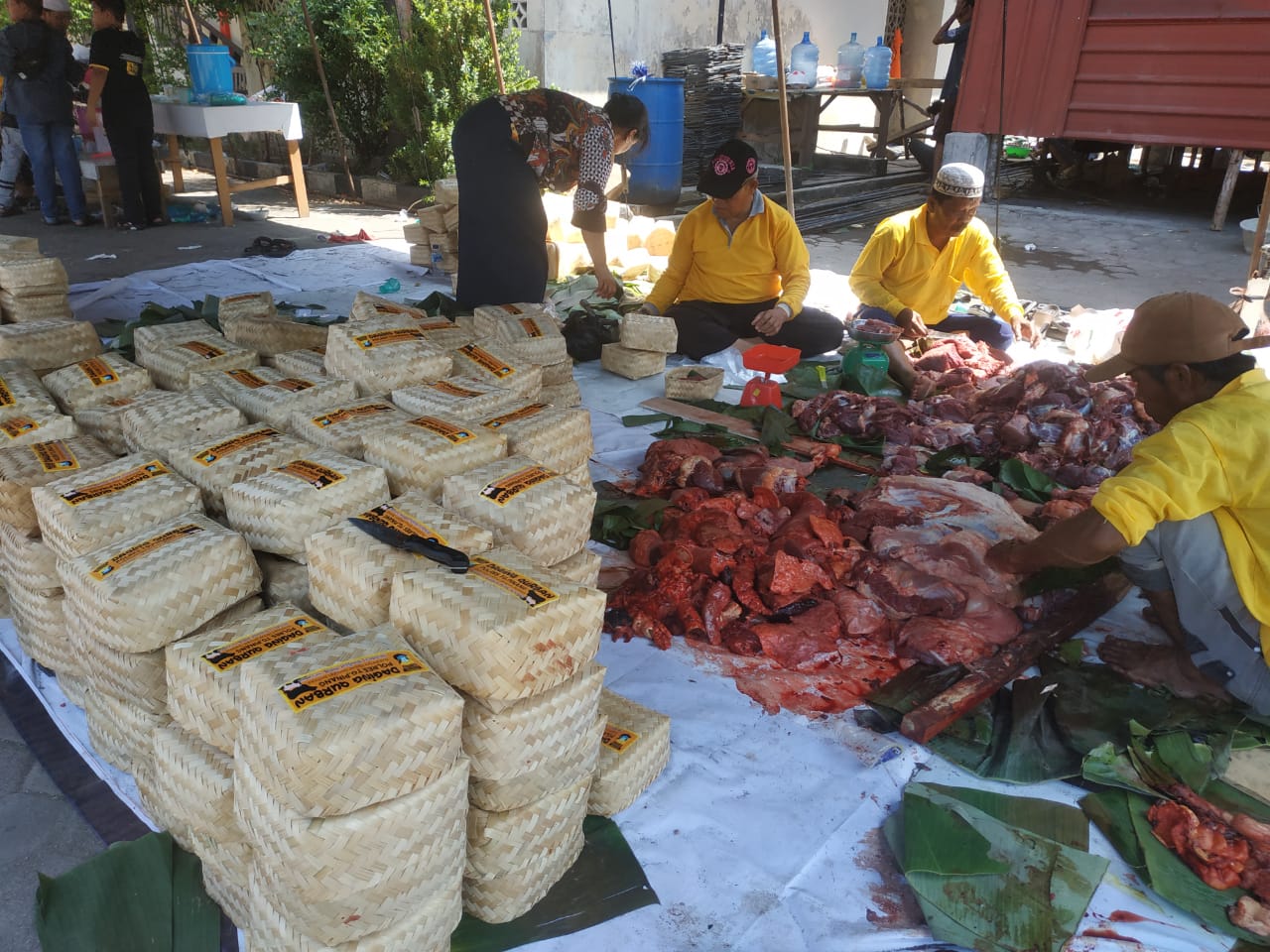 Polres Tanjungpinang Bagikan Daging Qurban Menggunakan Besek Bambu